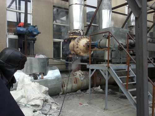 遼化電廠(chǎng)法蘭：DN400PN6.4MPa，溫度420℃ ，墊片腐蝕受損，四周泄漏，采用高溫專(zhuān)用膠實(shí)施封堵成功。